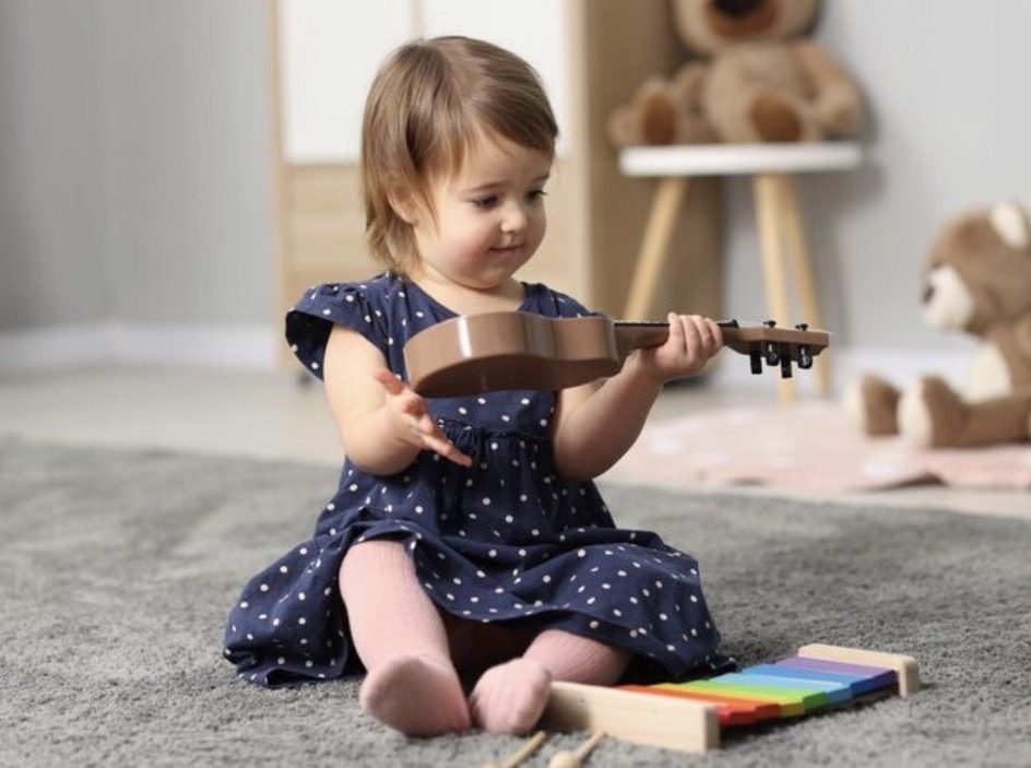 Музыкальная минутка: почему 5 минут ежедневного музицирования важнее, чем час занятий в студии