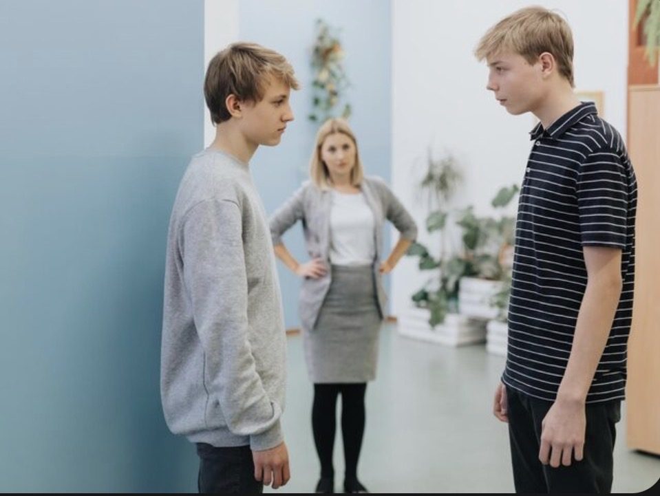 Школьная дружба: как помочь ребенку найти друзей и не стать «спасателем»