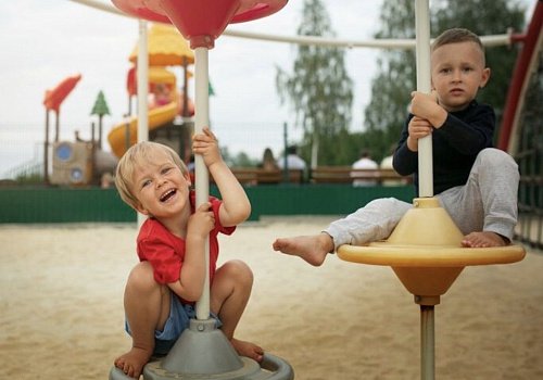 «Это моя лопатка!»: как пережить детскую площадку без нервов и научить ребенка дружить