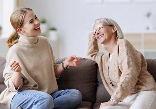 Границы с собственными родителями: как экологично сказать маме, что вы воспитываете детей иначе