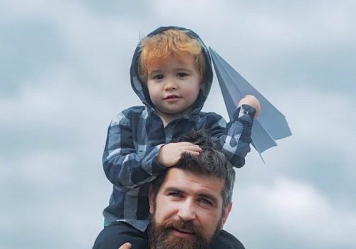 «Папа может»: как Школа для пап изменила жизнь Максима и его трехлетнего сына