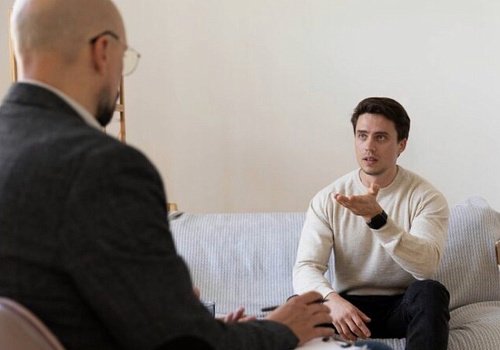 Почему мы работаем с мужчинами: профилактика домашнего насилия