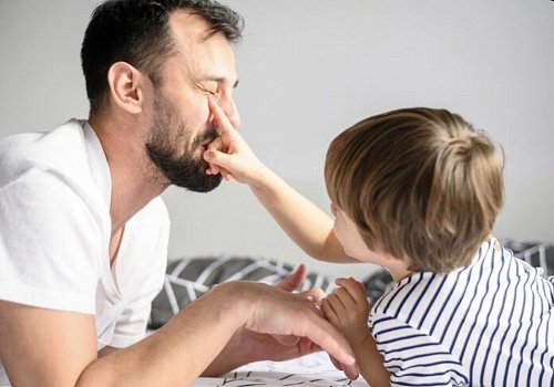 Отцовство и эмоции: почему папам можно и нужно плакать?