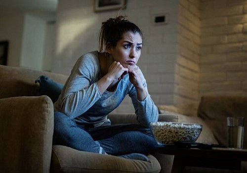 «Я просто смотрю сериалы»: как запойный просмотр тру-крайм подорвал психику москвички Ирины