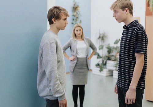Школьная дружба: как помочь ребенку найти друзей и не стать «спасателем»